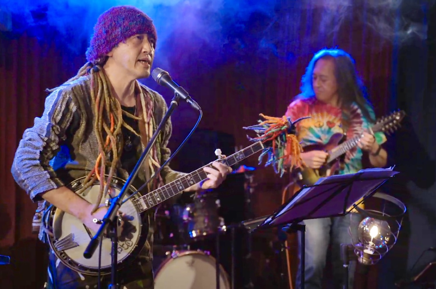 Toimenshao performing live